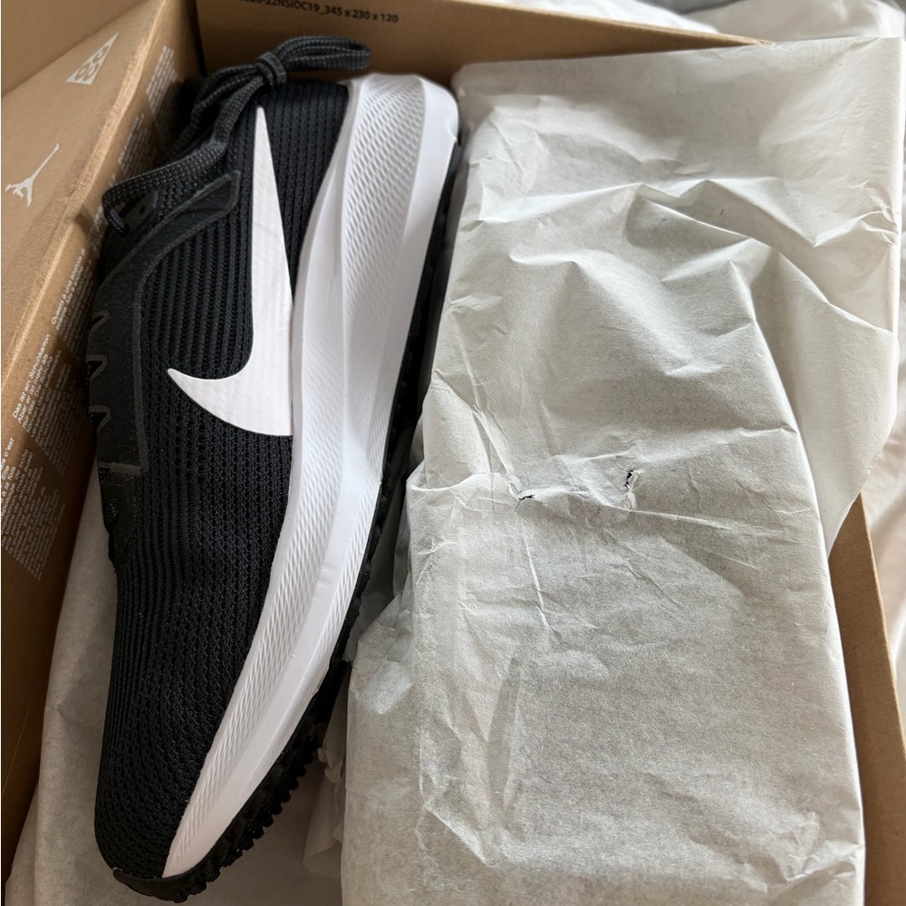 Nike Men’s Black and White Athletic Running Shoes